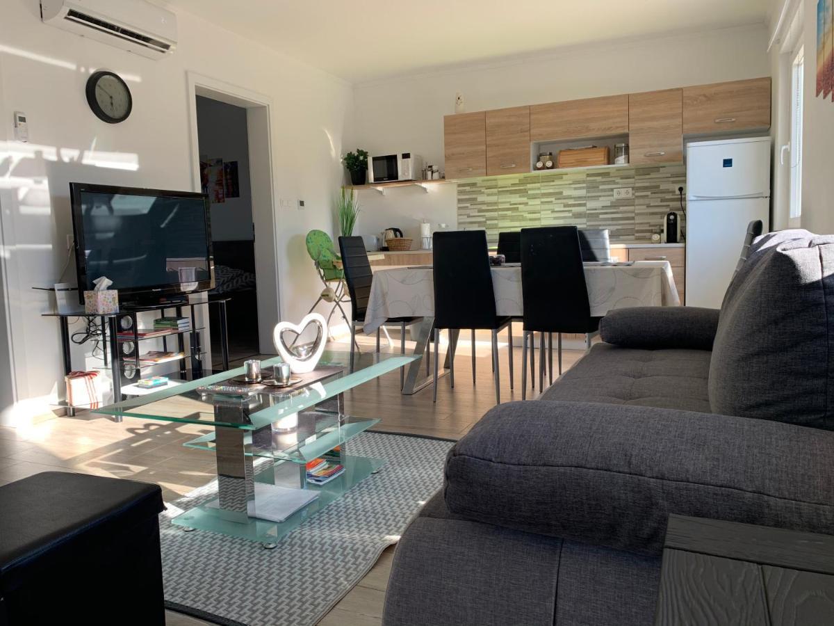 Fullhouse Apartmanhaz Zamárdi Exteriör bild