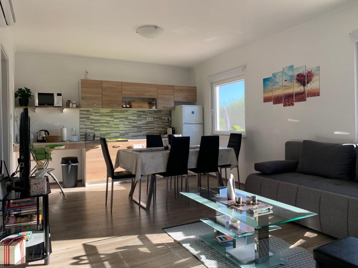 Fullhouse Apartmanhaz Zamárdi Exteriör bild