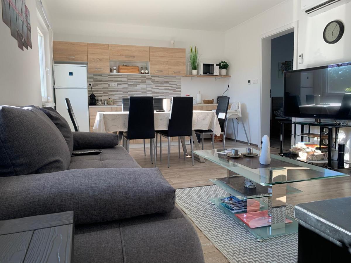 Fullhouse Apartmanhaz Zamárdi Exteriör bild