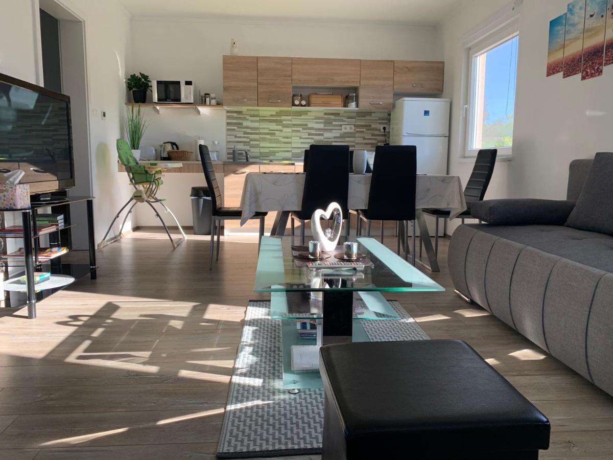 Fullhouse Apartmanhaz Zamárdi Exteriör bild