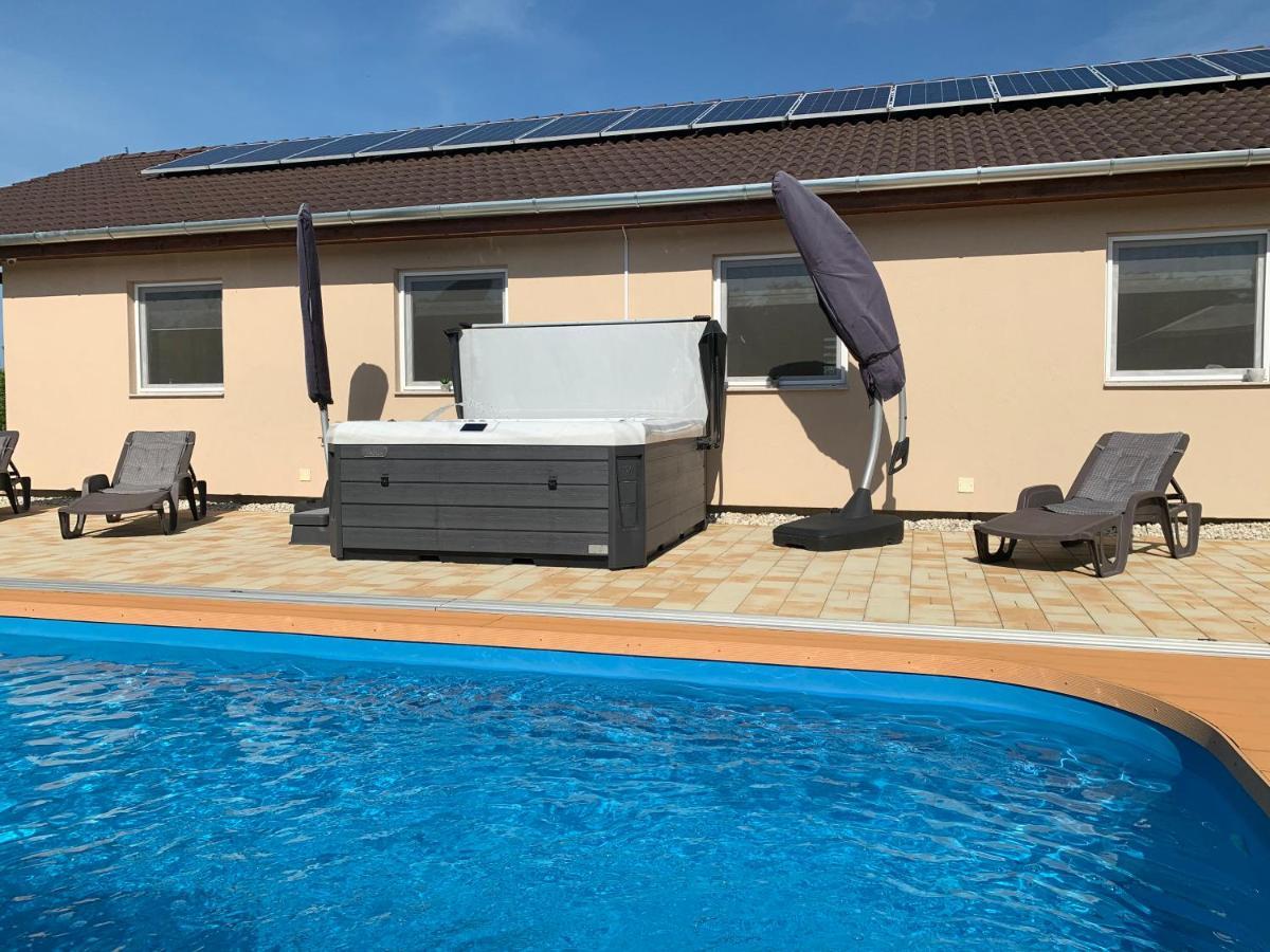 Fullhouse Apartmanhaz Zamárdi Exteriör bild