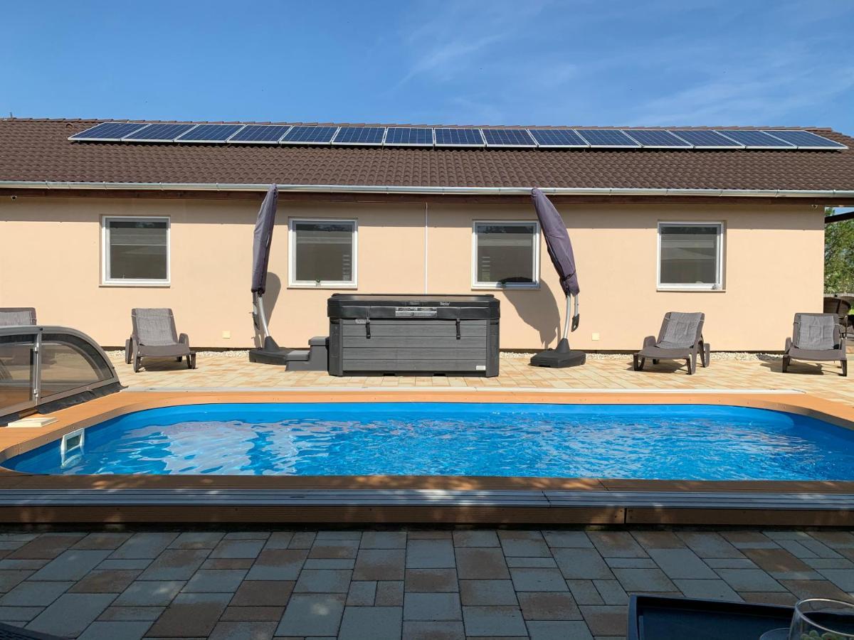 Fullhouse Apartmanhaz Zamárdi Exteriör bild
