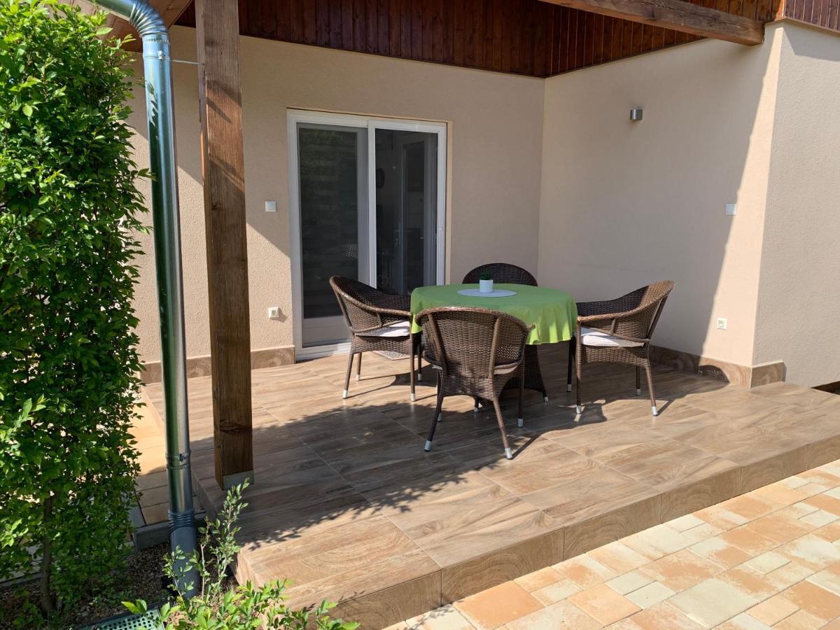 Fullhouse Apartmanhaz Zamárdi Exteriör bild