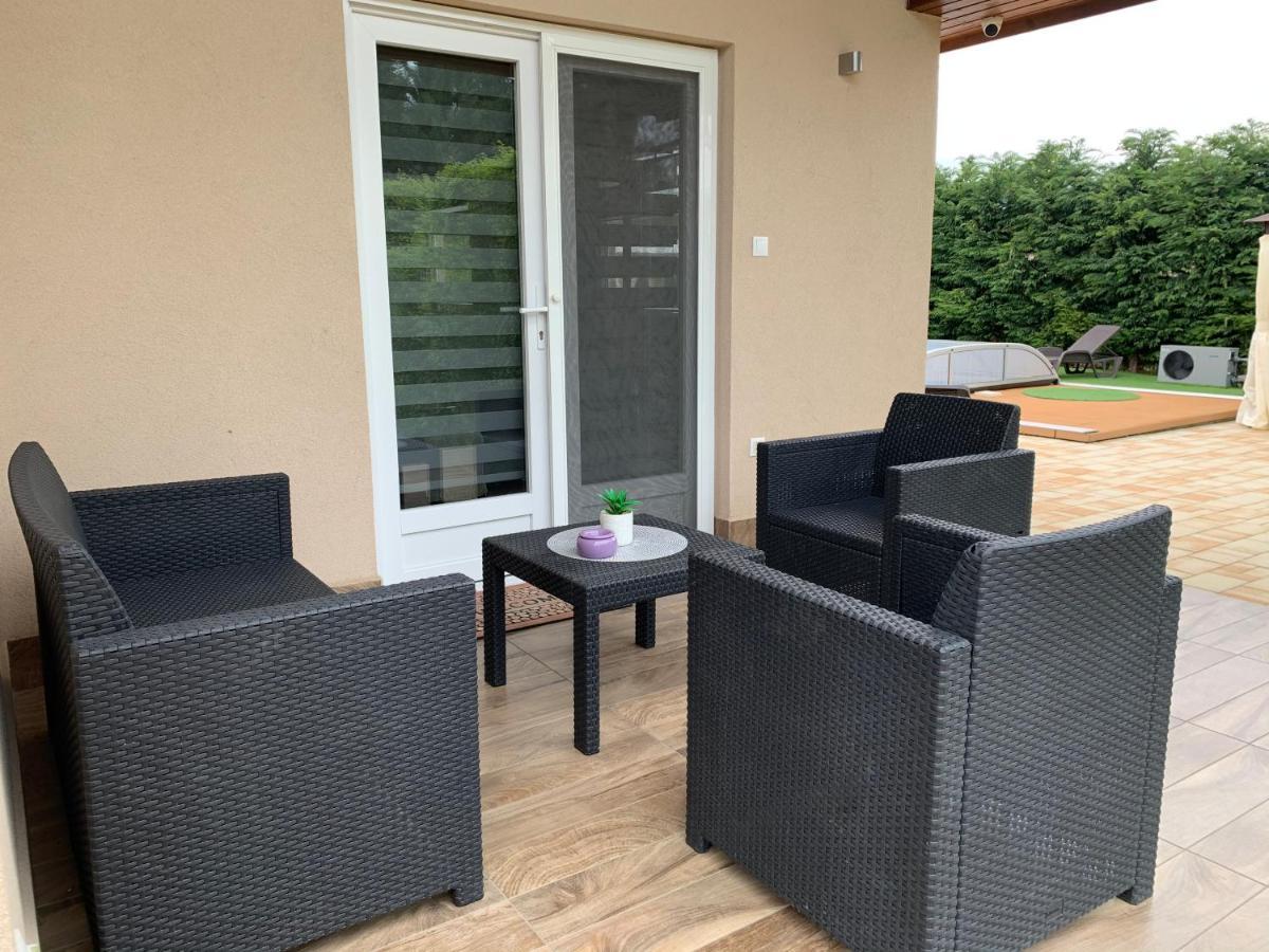 Fullhouse Apartmanhaz Zamárdi Exteriör bild