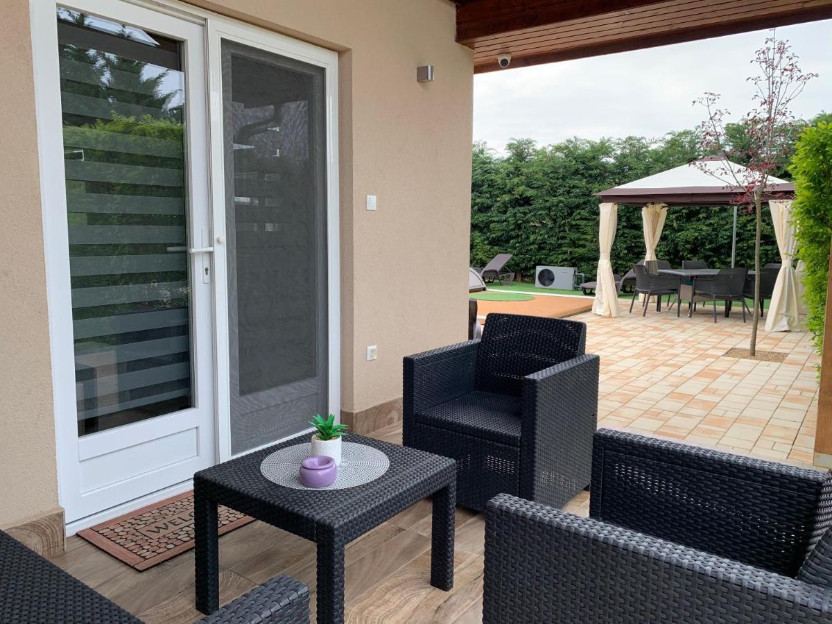 Fullhouse Apartmanhaz Zamárdi Exteriör bild