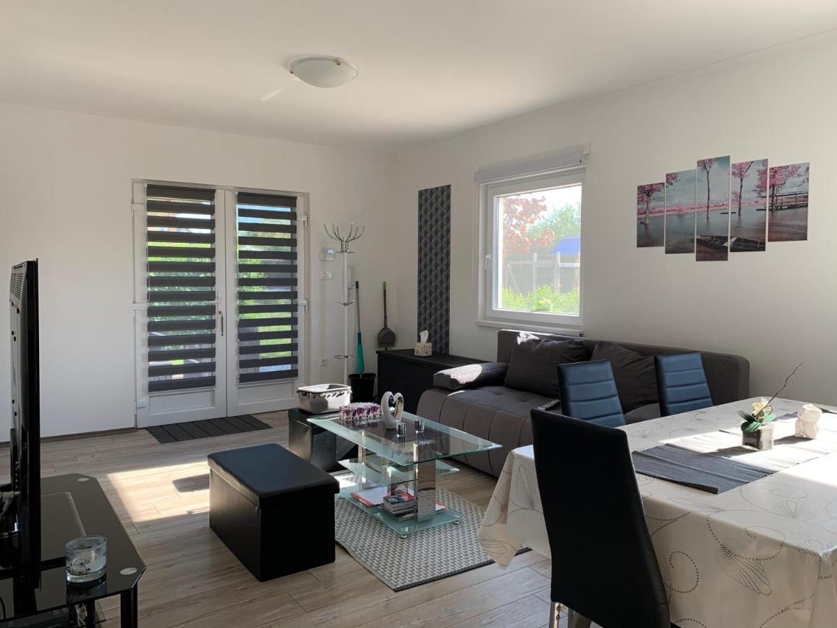 Fullhouse Apartmanhaz Zamárdi Exteriör bild